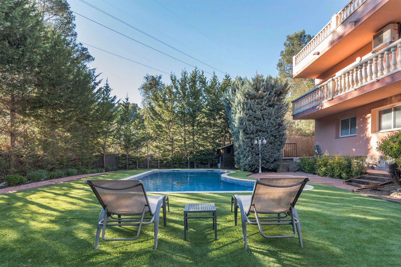 Garden with a couple of loungers photograph. Sell houses in Castelldefels.
